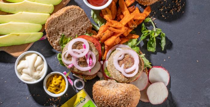 HAMBURGUESA CLÁSICA DE QUINOA VEGGIE MAGGI AGUACATE, BERRO Y RABANO