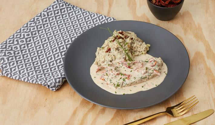 Pollo en salsa de tomate seco y ciboulette