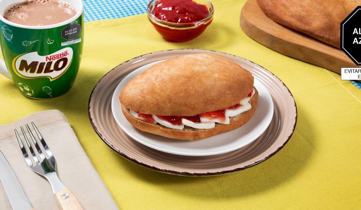 Pan Serrano con Queso y Mermelada