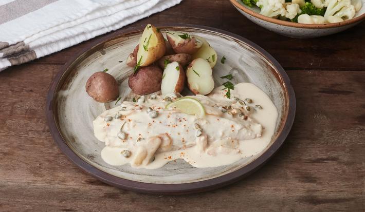 Pescado en salsa de alcaparras, ajo y lima